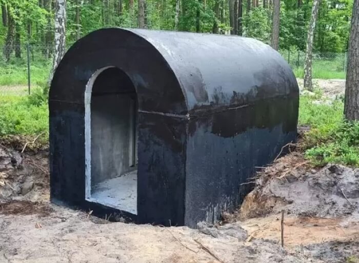 Betonový zahradní sklípek zapuštěný do země na pozemku klienta v Jičín