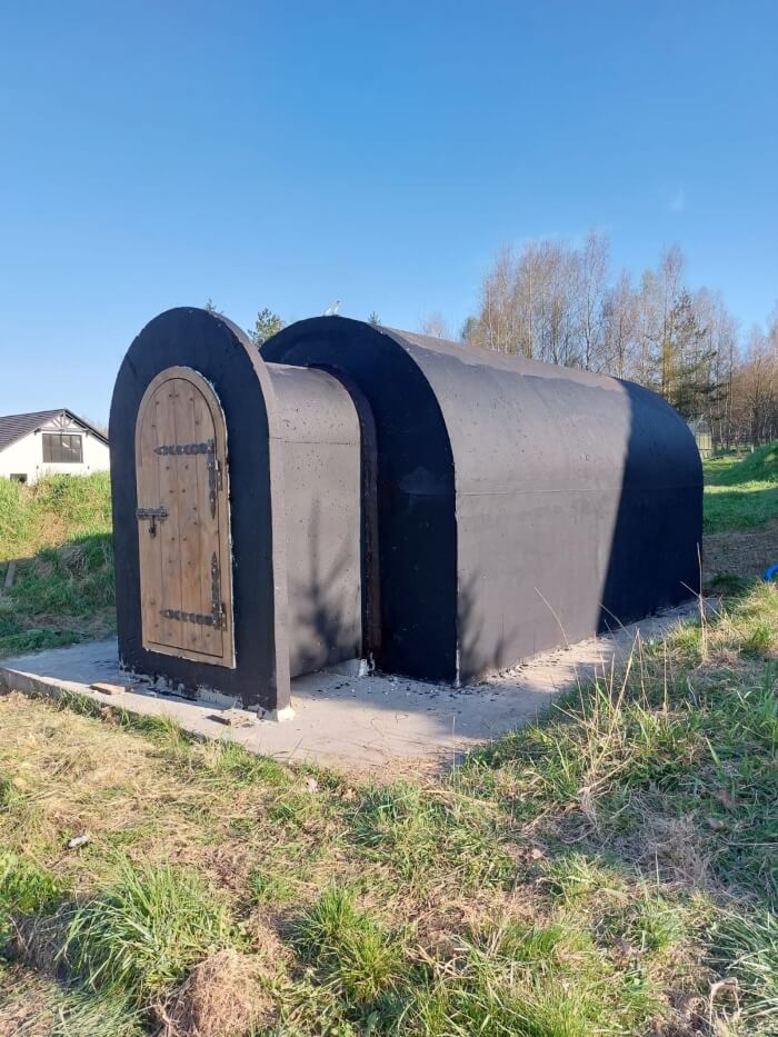Hotový zahradní sklípek s předsíní, nainstalovaný na pozemku klienta v Jičín